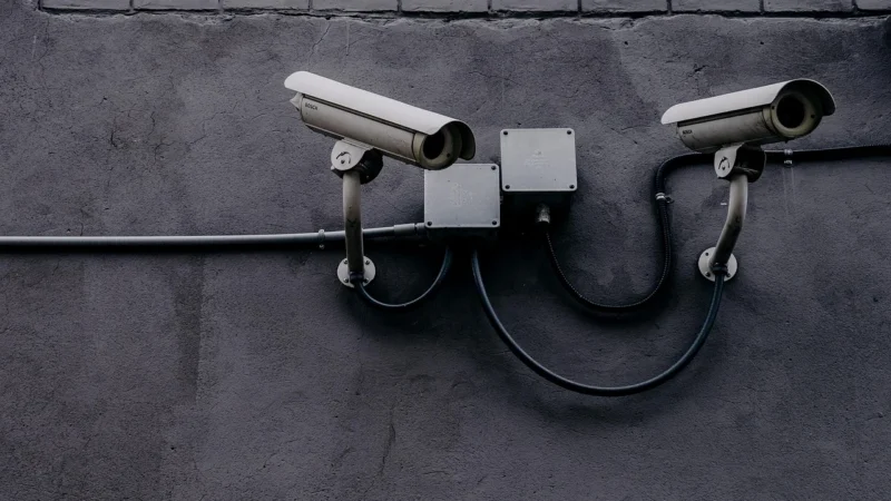 Nowoczesne zabezpieczenia antykradzieżowe w sklepach – technologia w służbie bezpieczeństwa