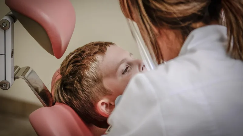 Leczenie kanałowe u dzieci: ceny i kiedy zgłosić się do dentysty